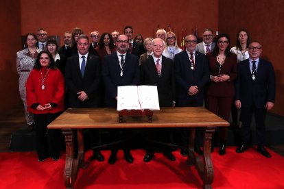 Fernández Arias arropado por los miembros de la Corporación municipal.