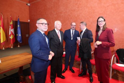 Un momento de conversación en el acto de conmemoración.