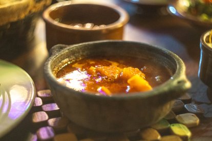 Un guiso humilde y sabroso que reconforta cuerpo y memoria: la sopa de truchas, servida como manda la tradición, en cazuela de barro.
