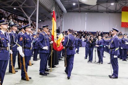Jura de bandera de la Academia Básica del Aire por la Virgen del Loreto.