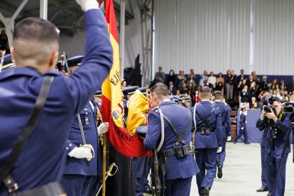 Jura de bandera de la Academia Básica del Aire por la Virgen del Loreto.