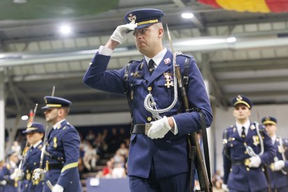Jura de bandera de la Academia Básica del Aire por la Virgen del Loreto.