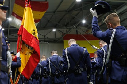 Jura de bandera de la Academia Básica del Aire por la Virgen del Loreto.