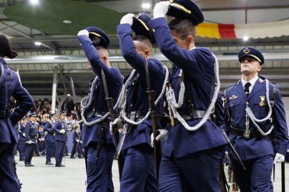 Jura de bandera de la Academia Básica del Aire por la Virgen del Loreto.