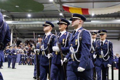 Jura de bandera de la Academia Básica del Aire por la Virgen del Loreto.