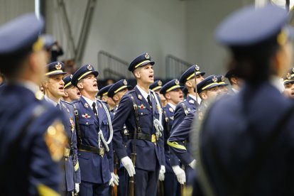 Jura de bandera de la Academia Básica del Aire por la Virgen del Loreto.