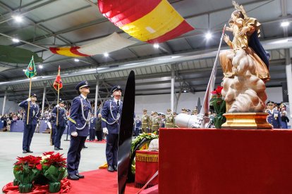 Jura de bandera de la Academia Básica del Aire por la Virgen del Loreto.