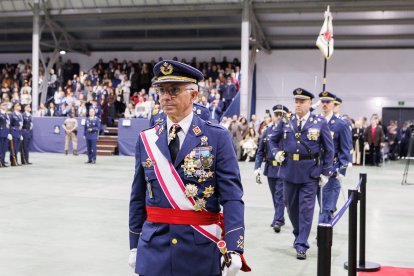 Jura de bandera de la Academia Básica del Aire por la Virgen del Loreto.
