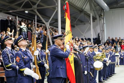 Jura de bandera de la Academia Básica del Aire por la Virgen del Loreto.