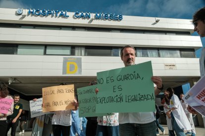 <p>Concentración de médicos llevada a cabo este miércoles en el Hospital de Can Misses de Ibiza, en la segunda de las cuatro jornadas de huelga nacional de médicos, facultativos y residentes convocada por la Confederación Española de Sindicatos Médicos (CESM) para rechazar el borrador del nuevo Estatuto Marco. EFE/ Sergio G. Cañizares</p>