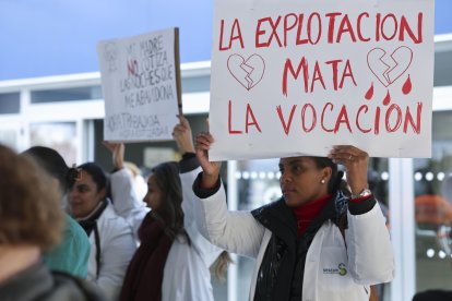 Manifestación de médicos llevada a cabo este miércoles en la segunda de las cuatro jornadas de huelga nacional de médicos, facultativos y residentes convocada por la Confederación Española de Sindicatos Médicos (CESM) para rechazar el borrador del nuevo Estatuto Marco, a la que suma una huelga autonómica propia que pide reactivar la carrera profesional. EFE/ Ismael Herrero