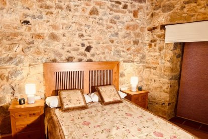 Cada habitación de Casa Solle combina el encanto rústico de la piedra original con detalles acogedores para el descanso.