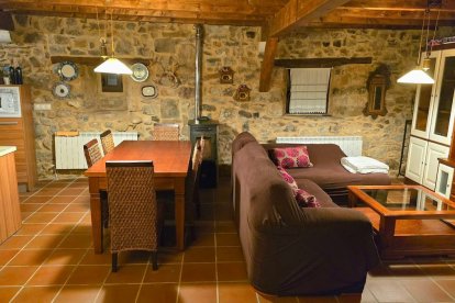 El salón de Casa Solle es el corazón del plan: sobremesas junto al fuego, cenas caseras y partidas de juegos de mesa en grupo.