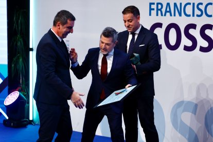 Marco Romero, subdirector del Diario de León, recoge un accésit de los premios Francisco de Cossío por el reportaje 'Isabel Carrasco: 10 años del crimen'.