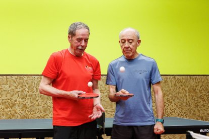 Santiago y Raimundo juegan a tenis de mesa