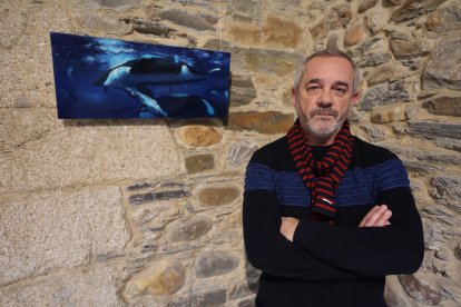 Lolo Serrantes junto a uno de sus trabajos