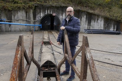 El director de la Fundación Santa Bárbara, Manuel Álvarez, en la Escuela Laboral de Laciana (León), dónde se desarrolla el proyecto turístico 'La mina en vivo'