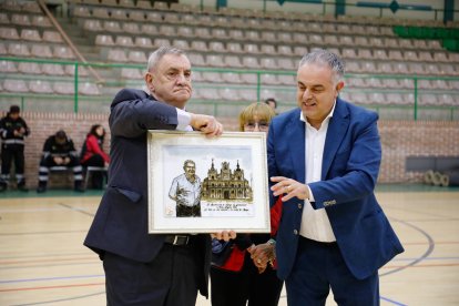 José Luis Nierto, alcalde de Astorga, entrega una placa de reconocimiento al homenajeado, Goyo Río.