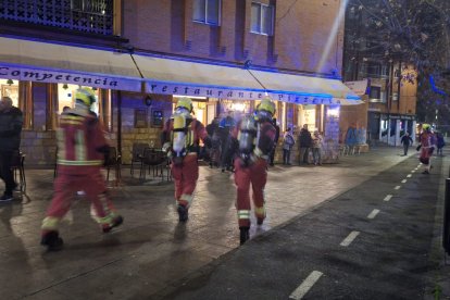 Escape de gas en una pizzería en la Avenida Reyes Leoneses de León.