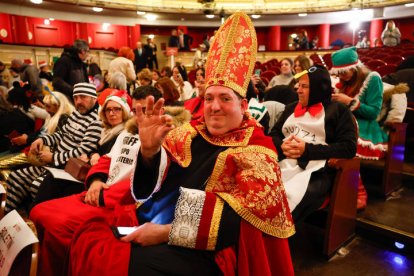 El leonés Juan Manuel López, conocido como el 'obispo' de la Lotería de Navidad, posa para tras acceder al patio de butacas del Teatro Real donde este lunes asiste al tradicional Sorteo Extraordinario de Navidad que repartirá 2.772 millones de euros en premios.
