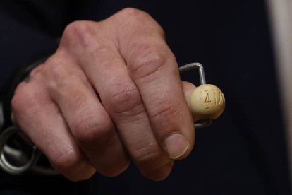 Vista de una de las bolas con el premio de 4 millones de euros durante los preparativos para el inicio del Sorteo Extraordinario de Navidad