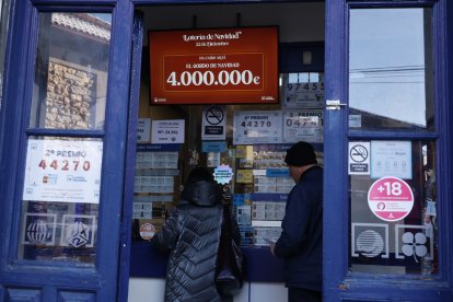 La Administración de Lotería de la calle Constitución, en La Pola de Gordón, donde se han consignado 15 series del Gordo.