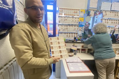 La Administración de Lotería de la calle Constitución, en La Pola de Gordón, donde se han consignado 15 series del Gordo.