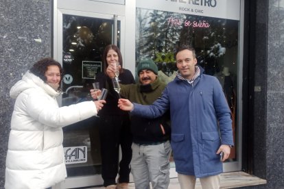 Algunos de los afortunados con el Gordo en Villablino.