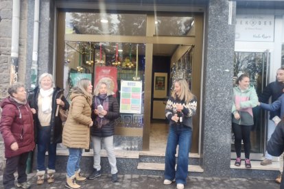 Celebración, entre risas y brindis por el Gordo en Villablino.