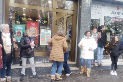 Celebración, entre risas y brindis por el Gordo en Villablino.
