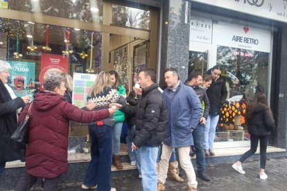 Celebración, entre risas y brindis por el Gordo en Villablino.