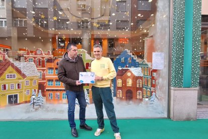 Morán entrega el segundo premio a Copycentro
