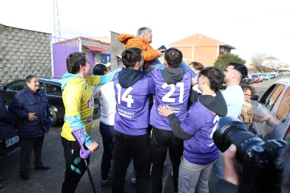 Jugadores del FC La Bañeza mantean al entrenador.