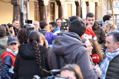 La alegría de jugadores, técnicos y directivos del FC La Bañeza.