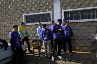 La alegría de jugadores, técnicos y directivos del FC La Bañeza.