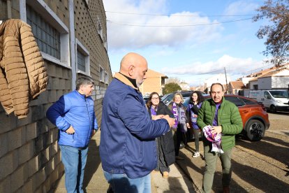 La alegría de jugadores, técnicos y directivos del FC La Bañeza.
