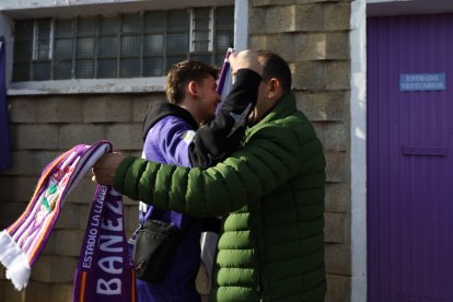 La alegría de jugadores, técnicos y directivos del FC La Bañeza.