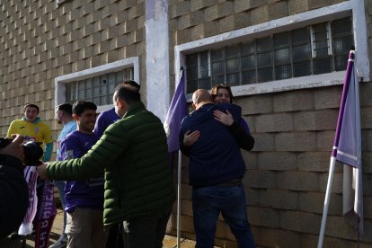 La alegría de jugadores, técnicos y directivos del FC La Bañeza.