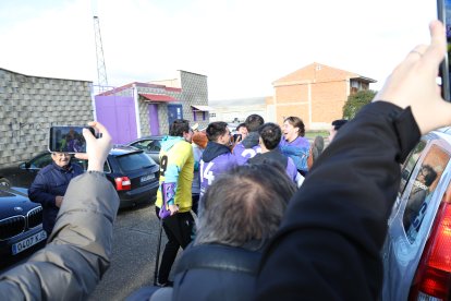 La alegría de jugadores, técnicos y directivos del FC La Bañeza.