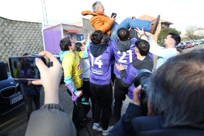 La alegría de jugadores, técnicos y directivos del FC La Bañeza.