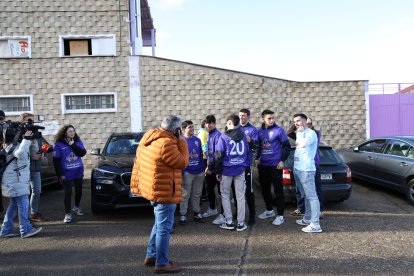 La alegría de jugadores, técnicos y directivos del FC La Bañeza.