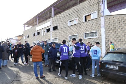 La alegría de jugadores, técnicos y directivos del FC La Bañeza.