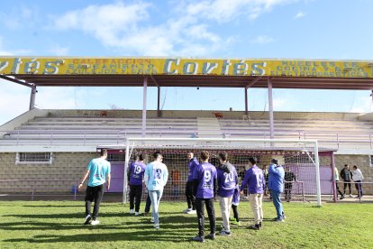 La alegría de jugadores, técnicos y directivos del FC La Bañeza.