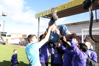 La alegría de jugadores, técnicos y directivos del FC La Bañeza.