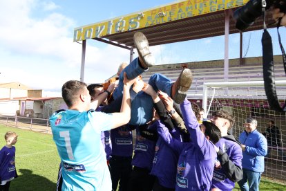 La alegría de jugadores, técnicos y directivos del FC La Bañeza.