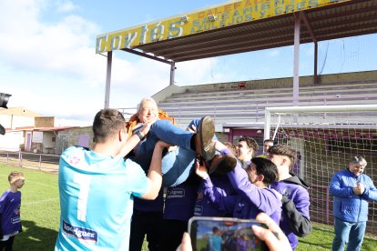 La alegría de jugadores, técnicos y directivos del FC La Bañeza.