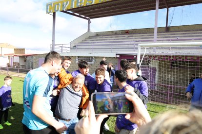 La alegría de jugadores, técnicos y directivos del FC La Bañeza.