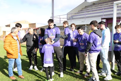 La alegría de jugadores, técnicos y directivos del FC La Bañeza.