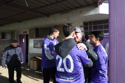 La alegría de jugadores, técnicos y directivos del FC La Bañeza.