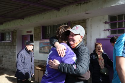 La alegría de jugadores, técnicos y directivos del FC La Bañeza.